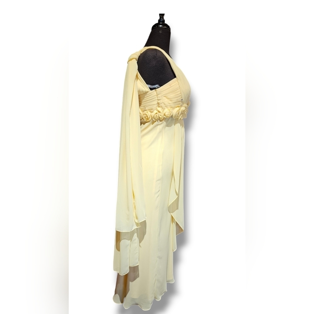 Strapless Yellow evening gown. Flower Detail. Size 6 - Picture 6 of 15